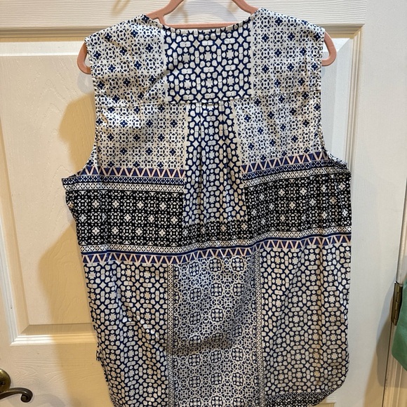 Black and White Sleeveless V-Neck Blouse with Tie Front and Mandarin Collar - Picture 2 of 2